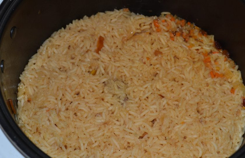 1. Этап. Булочки, фаршированные пловом: Плов в мультивраке готов. Он получится просто невероятно ароматным.