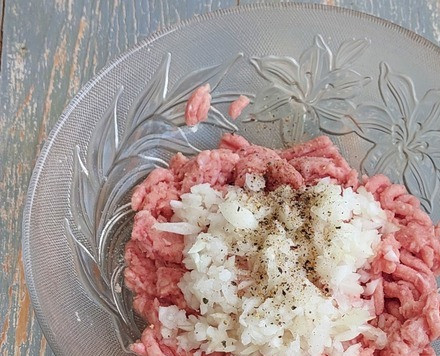 1. Этап. Двойной мясной бургер с карамелизированным луком: Лук почистить, помыть, мелко нарезать или измельчить в блендере. Соединить фарш (у меня свинина +говядина) с луком, добавить соль и перец, хорошо перемешать.