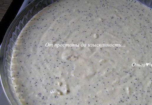 1. Этап. Творожная запеканка с маком: Выложите тесто в смазанную маслом форму для выпечки, диаметром 24 см.