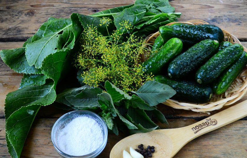 1. Этап. Малосольные огурцы за сутки: Подготовьте все необходимые ингредиенты. Огурцы предварительно замочите на 2-4 часа в холодной воде. Этот этап ни в коем случае нельзя пропускать, даже если вы только что собрали огурчики с грядок. Благодаря замачиванию огурчики получатся очень хрустящими.