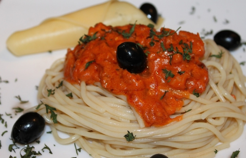 1. Этап. Паста с грибами в томатном соусе: 5. Выкладываем спагетти на блюдо, а сверху поливаем нашим соусом из томатов, грибов и ветчины. Украсить можно оливками, а также зеленью, сыром и красным перцем.