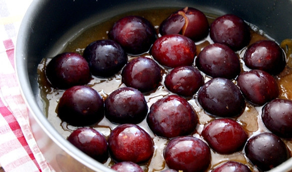 1. Этап. Сливовый пирог перевертыш: 6. Выкладываем на полученный сироп сливы сердцевиной вниз.