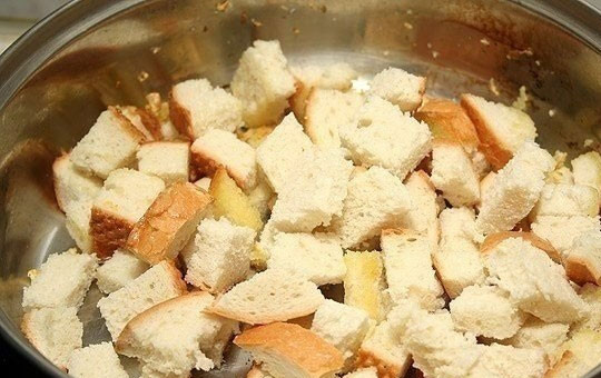 1. Этап. Суп гороховый с сухариками: 8. Хлеб нарезаю кусочками. Сковороду разогреваю с подсолнечным маслом. Чищу и мелко нарезаю чеснок, отправляю его на раскаленную поверхность, через пару минут бросаю туда хлеб и готовлю 5 минут.