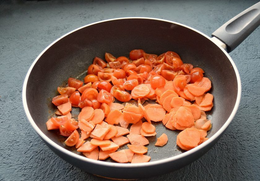 1. Этап. Дал из красной чечевицы: Обжарьте их на сковороде вместе со специями 3-4 минуты.