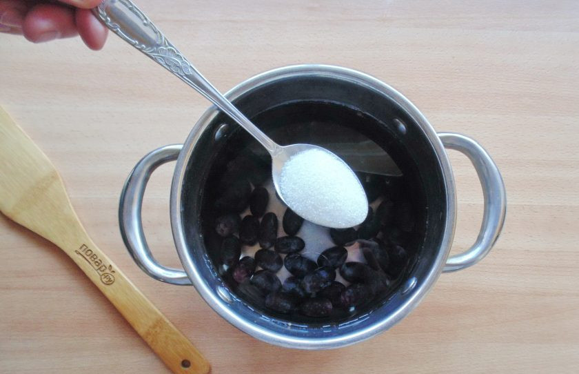 1. Этап. Виноградный кисель: Добавьте сахар по вкусу.