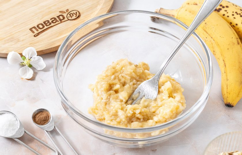 1. Этап. Протеиновое печенье без сахара: Бананы нарежьте кружочками и разомните вилкой в пюре.