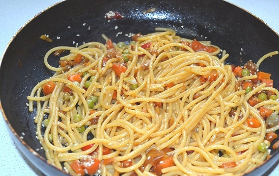 1. Этап. Макароны по-азиатски: 9. Перемешайте и через минуту снимите с огня.