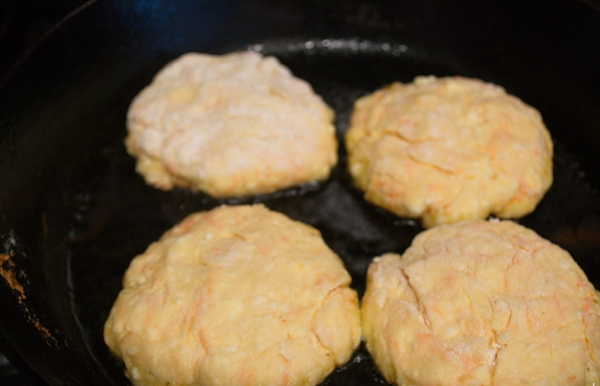 1. Этап. Розовые сырники: Обжарьте с двух сторон до румяности.