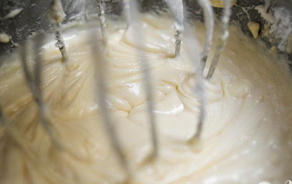 1. Этап. Красный бархатный пирог: 4. В средней миске электрическим миксером взбить растительный жир и сахар. Добавить смесь муки и смесь пахты, взбить до однородной массы.