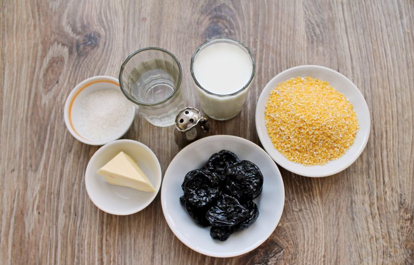 1. Этап. Кукурузная каша с черносливом: Подготовьте все необходимые ингредиенты для приготовления кукурузной каши с черносливом.