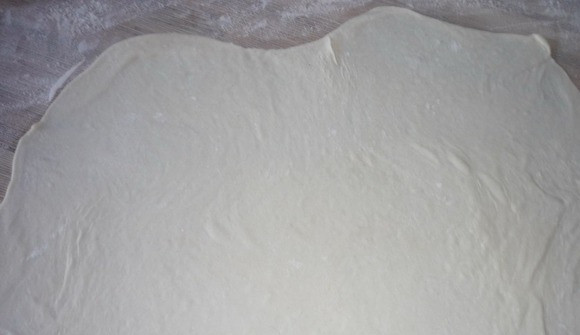 1. Этап. Пахлава индийская: Тесто разделите на 5-6 частей, каждую раскатайте в тонкий пласт. Оставляем пласты подсохнуть по 5-6 минут с каждой стороны.