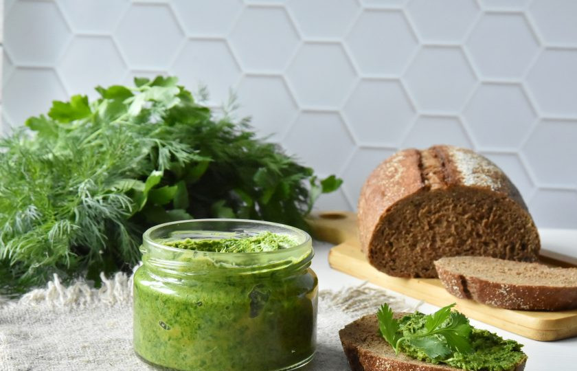 1. Этап. Черемша с салом на зиму: Сибирский ароматный и полезный смалец готов. Продукт можно использовать как намазку на хлеб. Подать как топпинг к отварному картофелю или пасте.