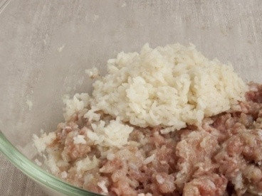 1. Этап. Ёжики с подливой: Добавляем к фаршу с луком остывший рис.