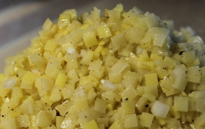 1. Этап. Вареники с сырой картошкой: Итак, картофель и репчатый лук чистим и нарезаем овощи на мелкие кубики, солим начинку и приправляем ее специями, добавляем немного растительного масла.