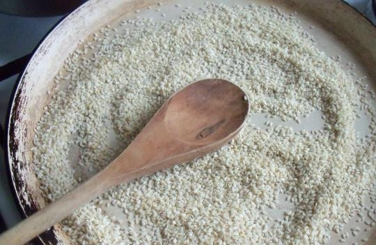 1. Этап. Закусочные шарики с печенью трески: Кунжут обжарьте на сухой сковороде до лёгкого румяного цвета.