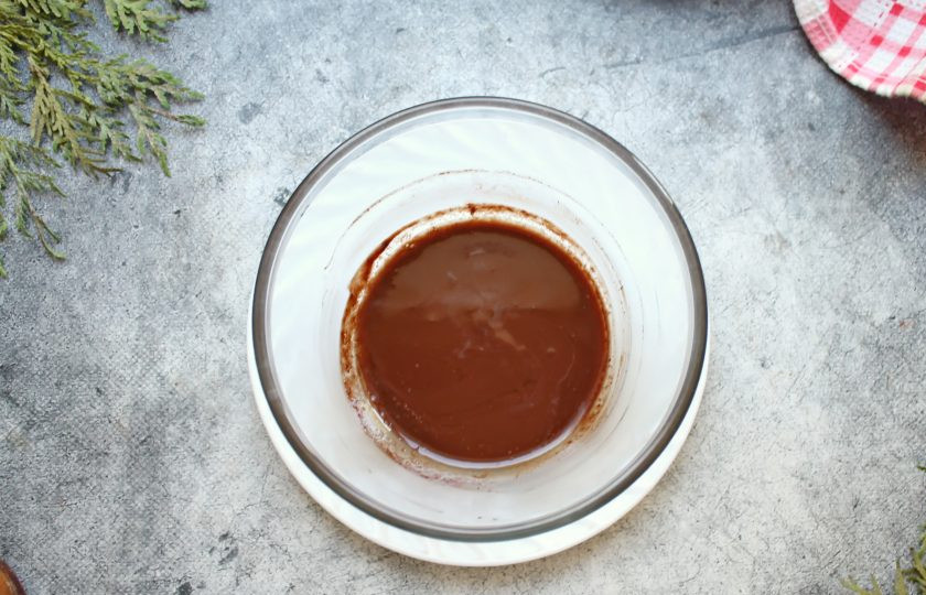 1. Этап. Торт Белые ночи: Горький шоколад порежьте, соедините со сливочным маслом и разогрейте на водяной бане, мешая, до однородности. Шоколадную смесь остудите.