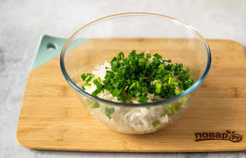 1. Этап. Оладьи из дайкона: Зеленый лук мелко перемешайте, добавьте в миску с дайконом. Перемешайте.