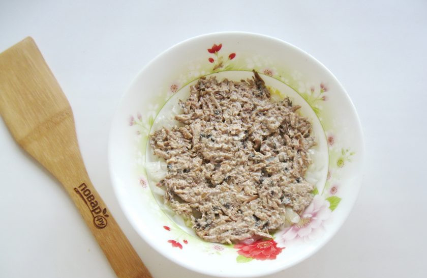 1. Этап. Салат Рыбки в пруду со шпротами: Откройте баночку шпрот. Жидкость слейте. Достаньте 3-4 рыбки и отложите. Остальные шпроты помните вилкой и смешайте с майонезом. Выложите в салатник следующим слоем.