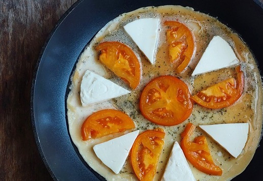 1. Этап. Тортилья с яйцами, сыром и помидорами: Разложить сыр и помидоры.