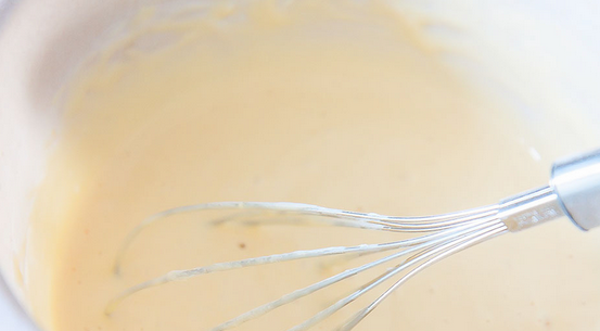 1. Этап. Пирог с грибами перевертыш: 1. Смешаем кефир и яйца до однородности. Затем понемногу добавим муку, соль и гашенную соды. Перемешаем до однородности. Тесто должно быть жидким, как на блины.