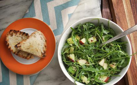 1. Этап. Салат из руколы и авокадо: Подавать с белым хлебом.