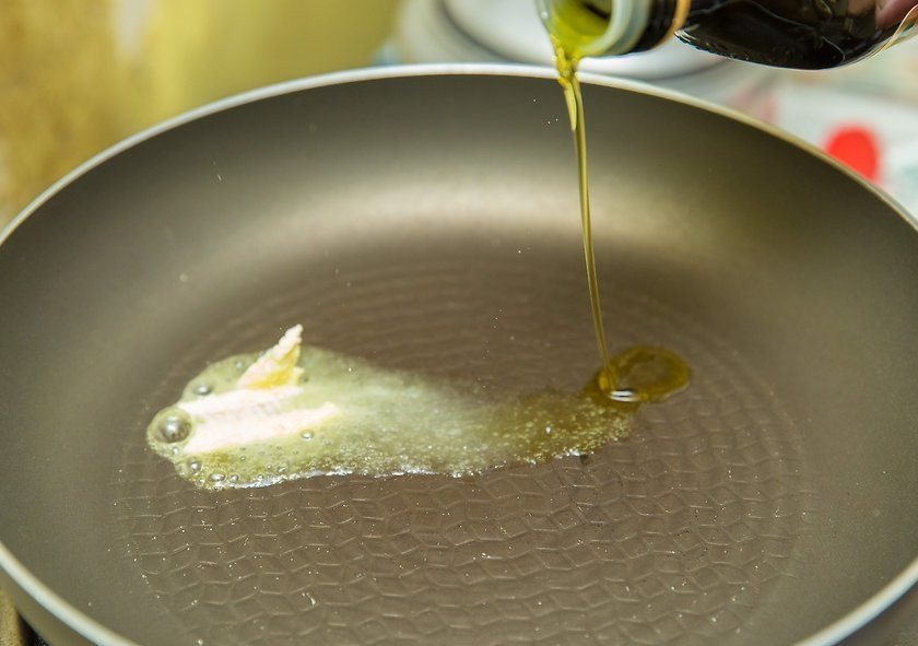 1. Этап. Морской гребешок: Разогрейте оливковое и сливочное масло на сковородке.