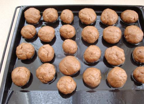 1. Этап. Пряники домашние: Из приготовленного теста формируем небольшие шарики, выкладываем их на противень, смазанный маслом.