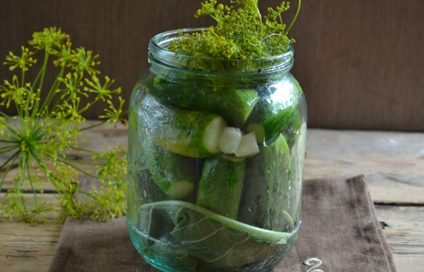 1. Этап. Соленые огурцы без закатки: Наполните банку огурцами, как можно плотнее. Сверху положите еще немного укропа.