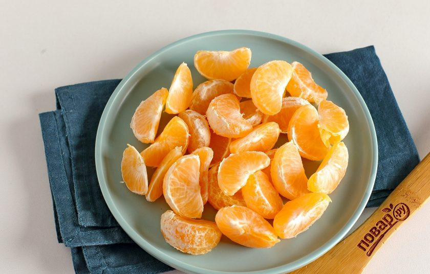 1. Этап. Мандариновый пирог: Мандарины очистите и разберите на дольки.