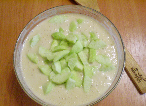 1. Этап. Манник с яблоками на кефире: Положите яблоки в тесто.