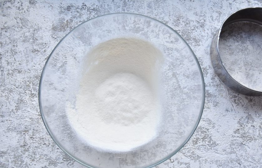 1. Этап. Кексовый кулич на Пасху: Муку просейте через мелкое сито.