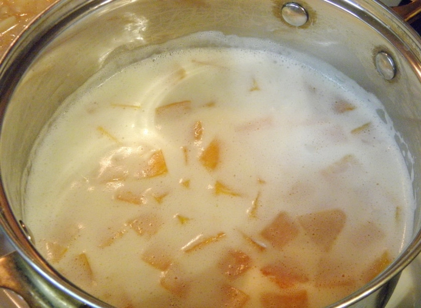 1. Этап. Каша из тыквы традиционная: Ставим кастрюлю на огонь, доводим до кипения, после чего убавляем огонь и варим еще 30-40 минут. В процессе варки не забудьте время от времени помешивать кашу.