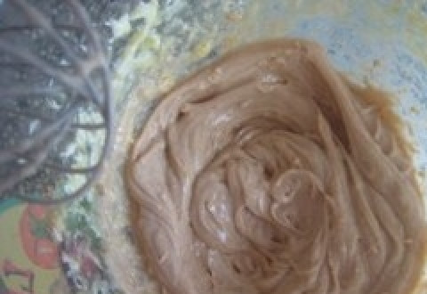 1. Этап. Торт Ореховый полет: 9. Не переставая взбивать, вливаем тонкой струйкой сироп из молока, яиц и сахара. Отправляем в холодильник на двадцать минут.