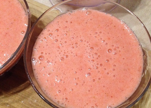 1. Этап. Фруктовый мусс: Разливаем получившуюся фруктовую массу по креманкам и отправляем в холодильник до загустения.