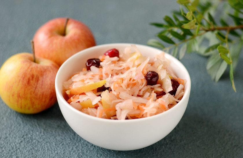 1. Этап. Квашеная капуста с клюквой и яблоками: Квашеная капуста с клюквой и яблоками готова. Приятного аппетита!