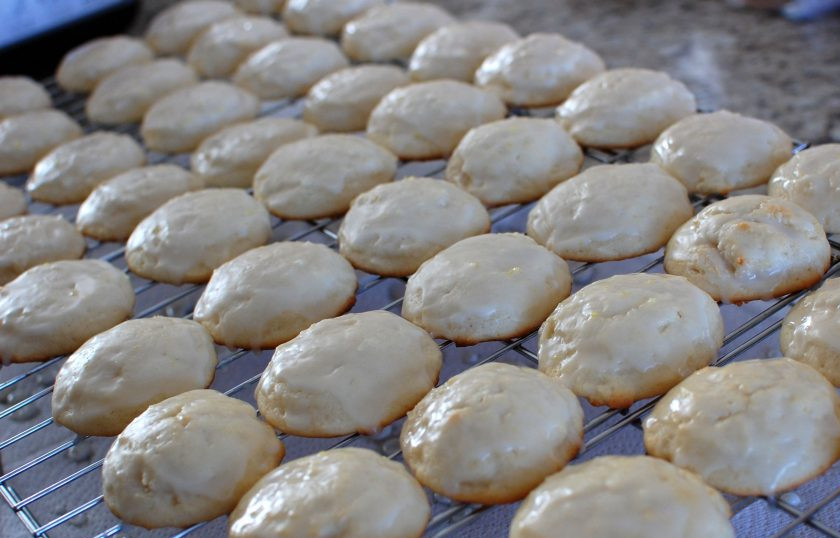 1. Этап. Лимонное печенье с сыром Рикотта: 9. Остывшее печенье полейте приготовленной глазурью.