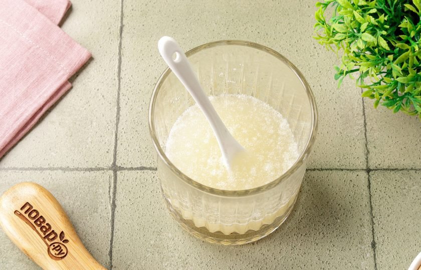 1. Этап. Десерт с желатином и творогом: Желатин замочите в 100 мл. воды и дайте набухнуть.