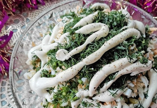 1. Этап. Салат Морская владычица: Заправить салат майонезом, солью, перцем. Перемешать.