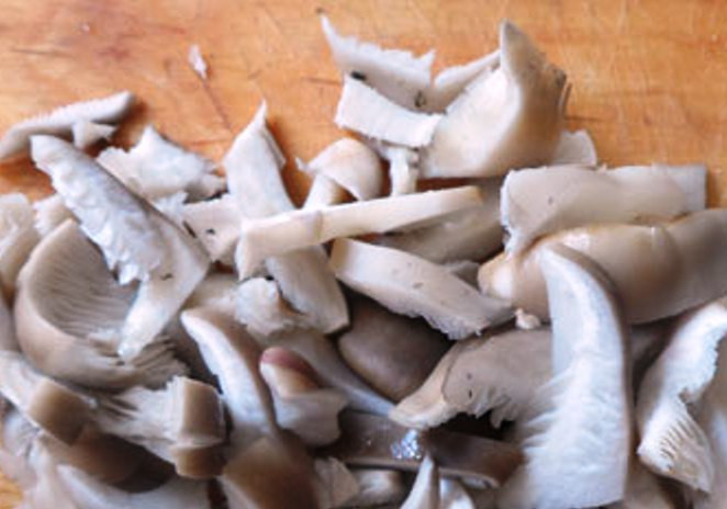 1. Этап. Суп из свежих вешенок: Промойте грибы и замочите их в холодной воде на 20 минут. Затем порежьте небольшими кусками.