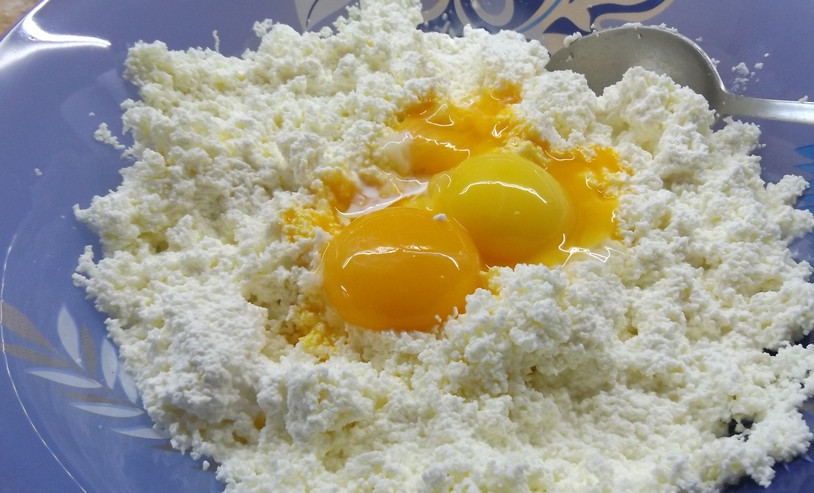 1. Этап. Творожный пирог с хрустящей корочкой: Перемешиваем творог с яичными желтками и сахаром.