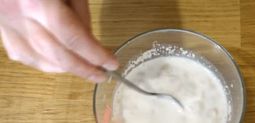 1. Этап. Творожные булочки Как пух: 1. Теплую воду смешайте с сухими дрожжами, столовой ложкой муки и сахаром. Хорошо размешайте и оставьте опару в теплом месте на 10 минут.