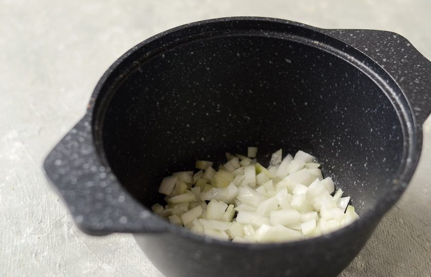 1. Этап. Суп-пюре из репы: Нарежьте лук кубиками, чеснок измельчите. Обжарьте в кастрюле с толстым дном на растительном масле до прозрачности.