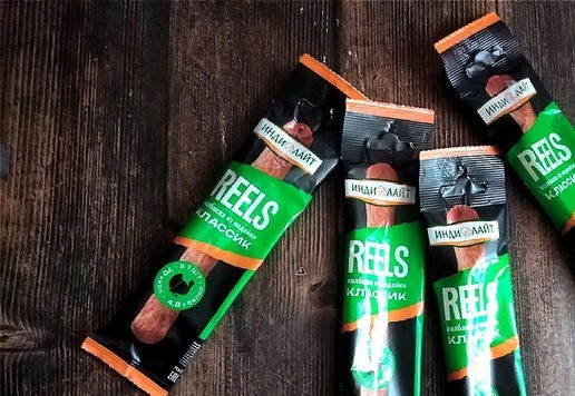 1. Этап. Картофельный салат по мотивам немецкого рецепта: В салат возьмём вместо копчёных колбасок и бекона колбаски ТМ ИНДИЛАЙТ классик из индейки в упаковке по 1 шт. Я использую в салат 3 шт.