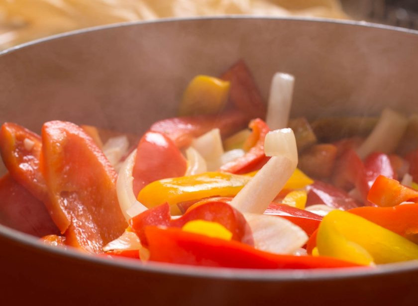 1. Этап. Пепероната по-сицилийски: 6. Готовьте на слабом огне около 20 минут, до мягкости перцев.