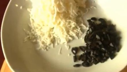 1. Этап. Салат Лисичка: 12. Яйца почистить, отделить белки от желтков (они не понадобятся). Белки натереть на мелкой терке. Маслины просушить и измельчить.