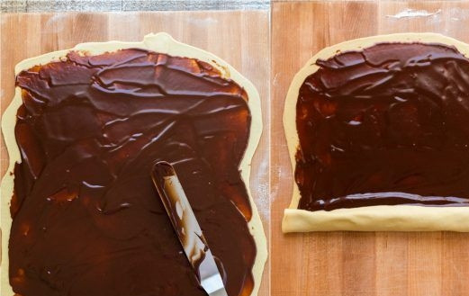 1. Этап. Бабка с шоколадом: 4. Разделите тесто на две части и раскатайте его на поверхности, посыпанной мукой. Смажьте каждую часть готовым шоколадом и скатайте в 