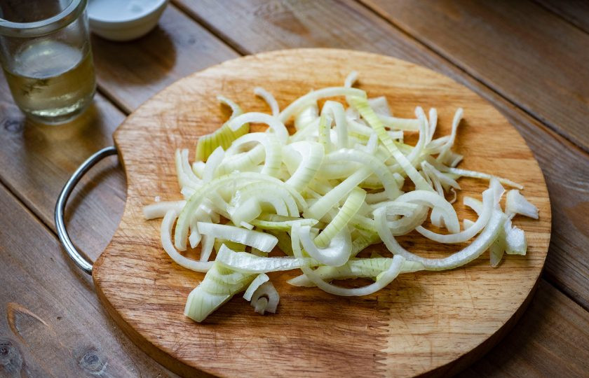 1. Этап. Слоеные лепешки с луком на сковороде: Нашинкуйте тонкими полукольцами очищенный лук.