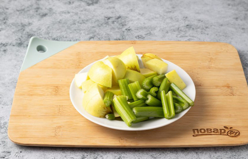 1. Этап. Фреш из сельдерея: Яблоко помойте, удалите сердцевину и порежьте ломтиками. Стебли сельдерея тоже помойте и нарежьте на небольшие кусочки.