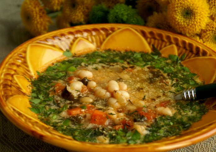 1. Этап. Фасоль со щавелем: Когда супчик сварится (вы поймете это по готовой фасоли и картошке), нарезайте петрушку или укроп. Кладем зелень уже после приготовления супа, чтобы она не потеряла своей свежести. Разливаем супчик по тарелкам. Можно положить сметану. Приятного аппетита!