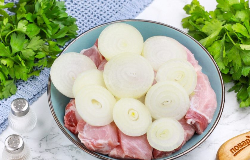 1. Этап. Шашлык из свинины в луковом маринаде: Остальные две луковицы нарежьте широкими кольцами, чтобы кольца не порвались в процессе перемешивания. Добавьте к мясу.